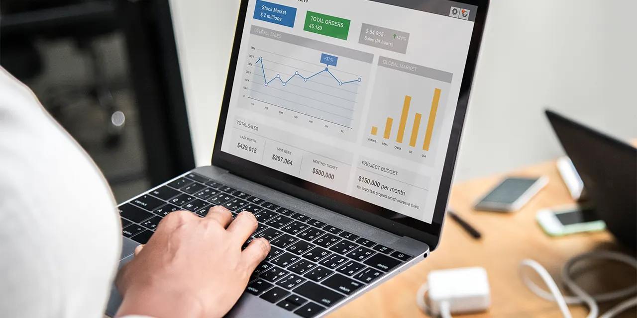 Painel de métricas de tráfego e vendas aberto em um notebook